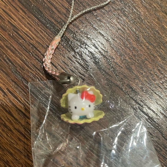 Hello Kitty in Clam Charm Lanyard - Picture 2 of 2